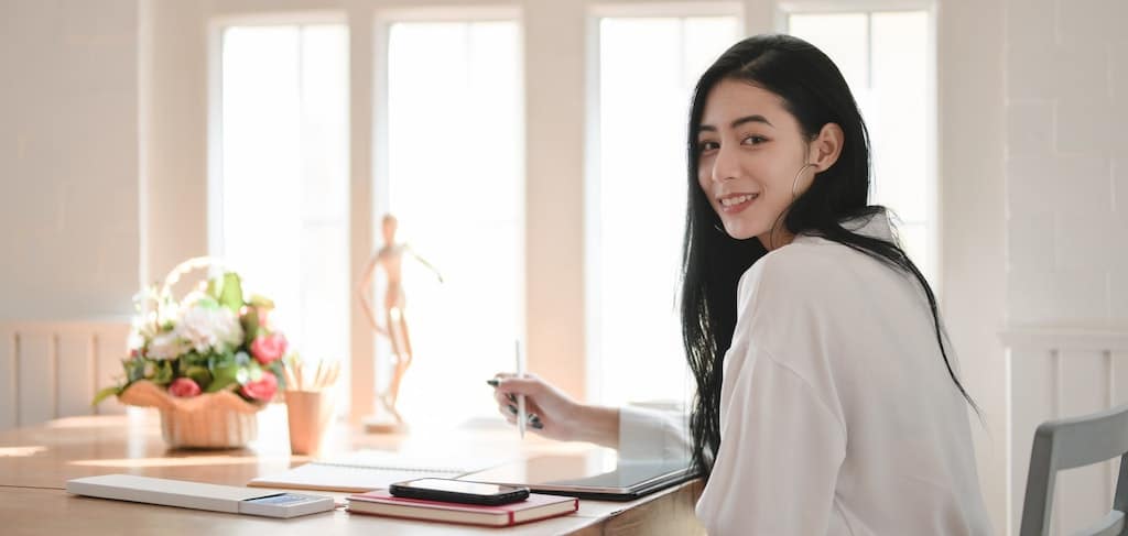 Une jeune femme travaille dans sa maison bioclimatique